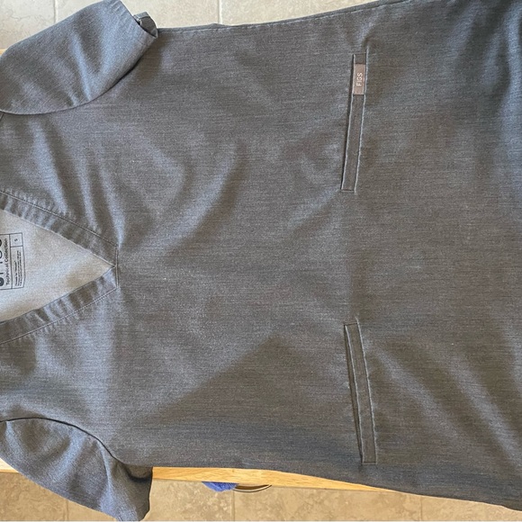 FIGS Casma 3-pocket scrub top in Graphite - small - Picture 4 of 4